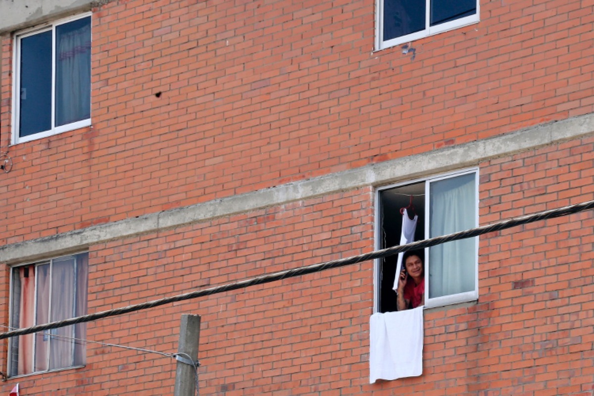 Un hombre mira desde la ventana mientras se mantiene en confinamiento.(Andrés Lobato)