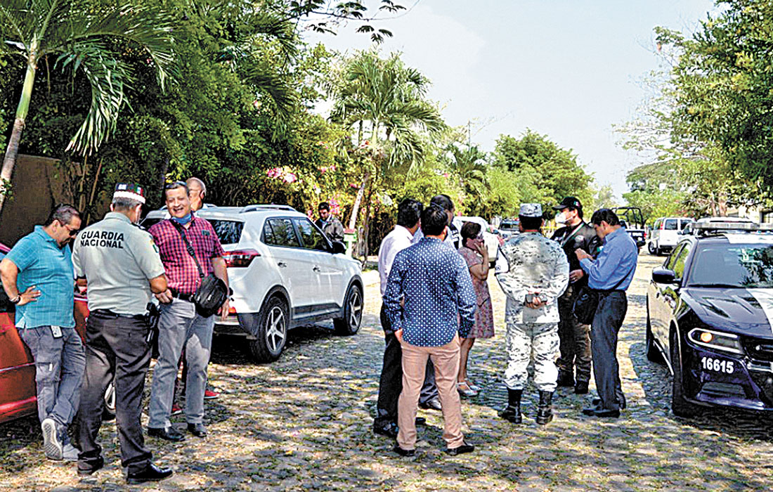 El peritaje en la zona donde ocurrió el crimen en Colima. (Especial)