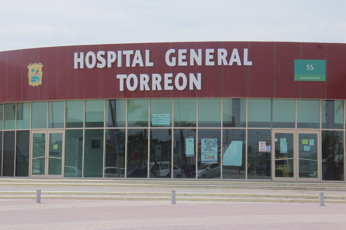 Al menos 50 personas acuden al día al Hospital General de Torreón para que les tomen la muestra del covid-19. (Manuel Guadarrama)