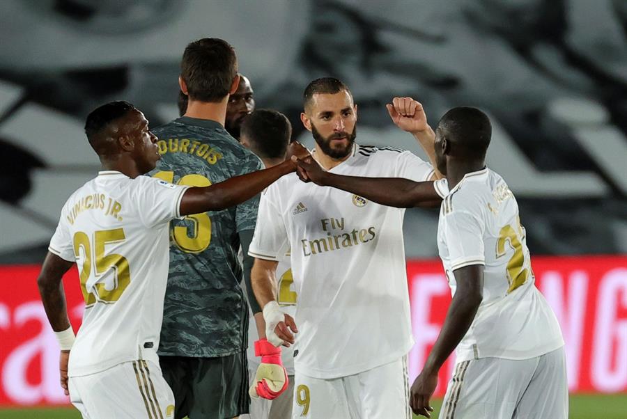 Real Madrid persiste en la carrera por el título; golea al Valencia (EFE)