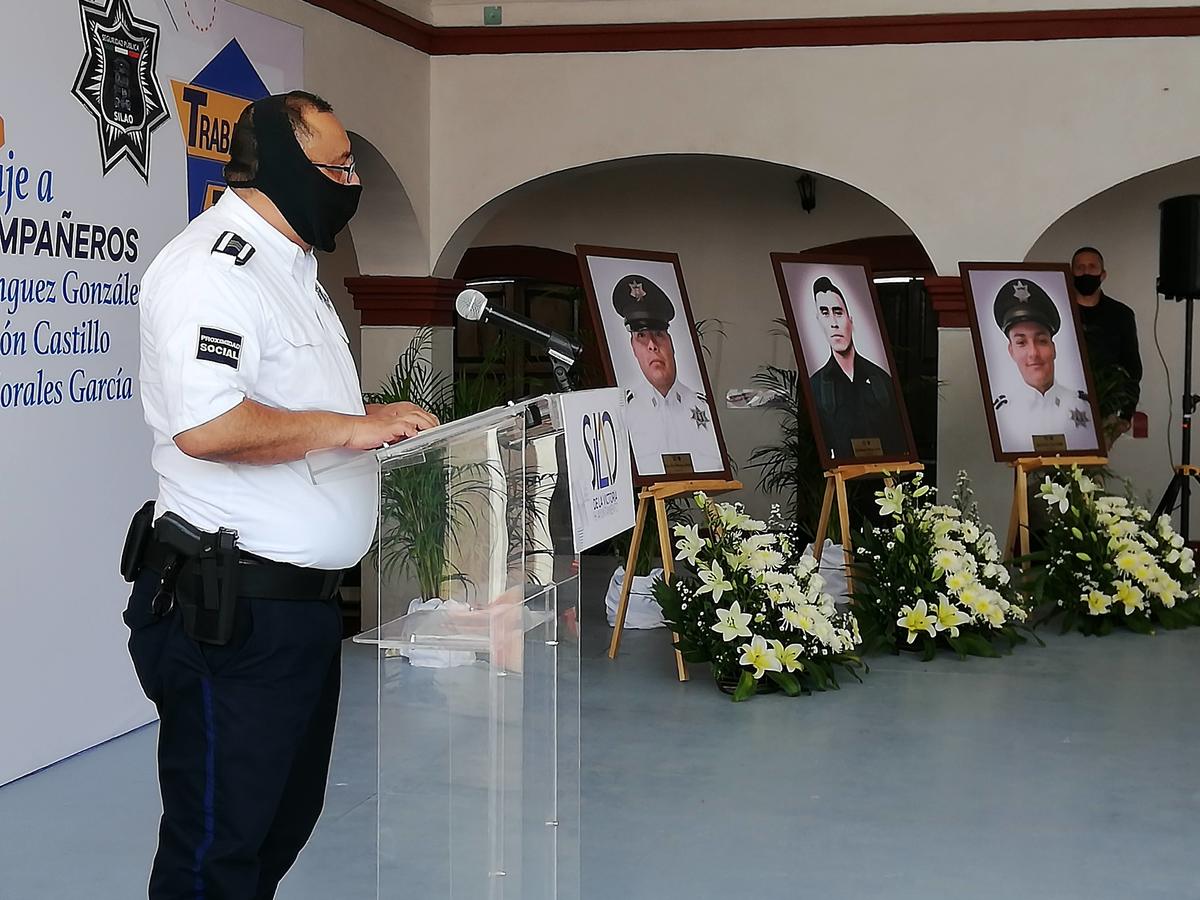 Rinden homenaje a policías caídos en Silao. Foto: Dany Béjar