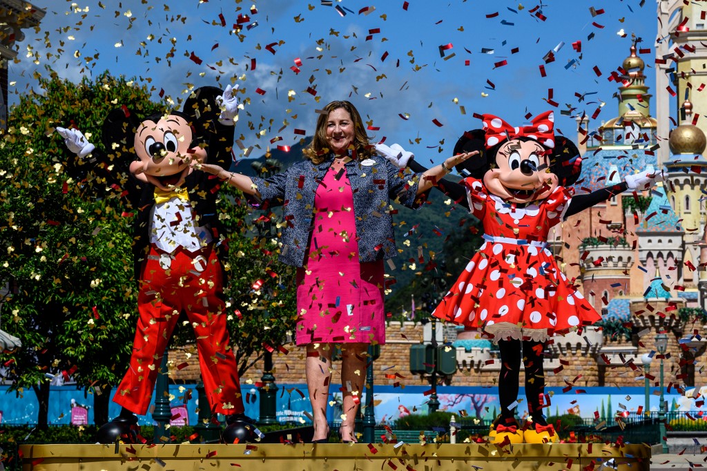 Stephanie Young, directora gerente, declaró oficialmente la reapertura de Disneyland Hong Kong junto a Mickey Mouse y Minnie. (AFP)