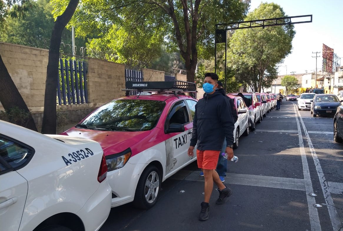 Taxistas de CdMx acuden a censo para créditos de gobierno federal. | César Velázquez