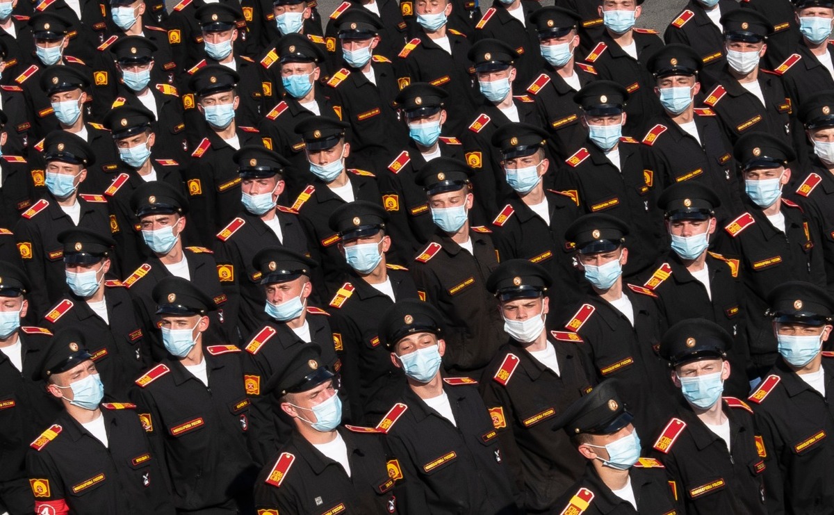Cadetes militares rusos marchan con cubrebocas durante un ensayo para el desfile militar en San Petersburgo, Rusia. (AP)