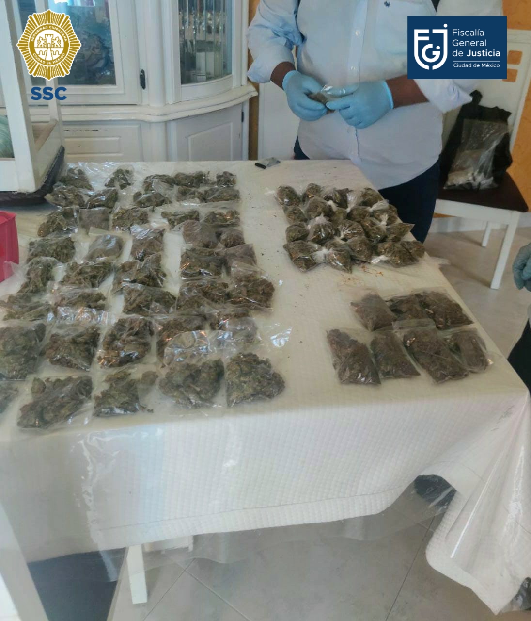 Fueron decomisados diversos paquetes de presunta cocaína y mariguana. (Especial)