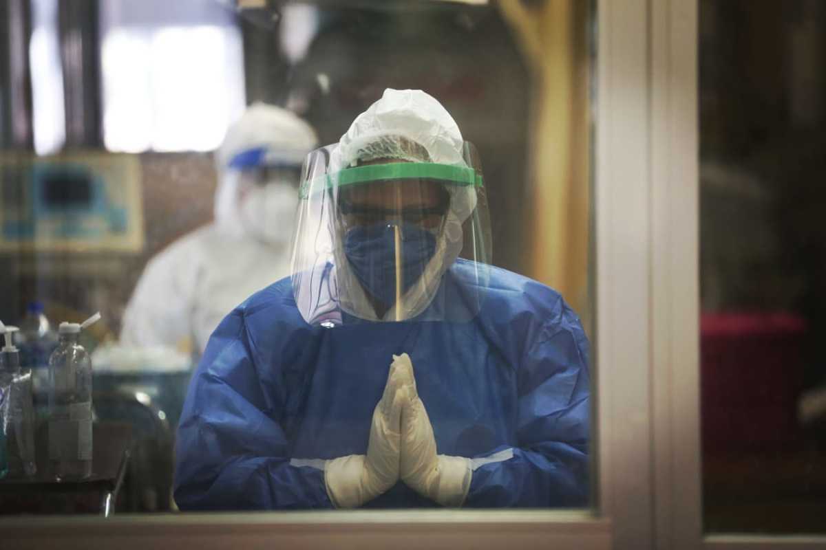 Lupita encomienda a Dios sus manos y las de sus compañeros para ayudar a pacientes a vencer el covid-19. (Javier Ríos)