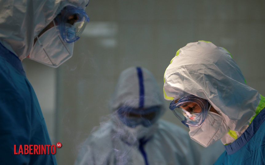 Médicos portando trajes de protección en una sala de operaciones. (Foto: Maxim Shemetov | Reuters)