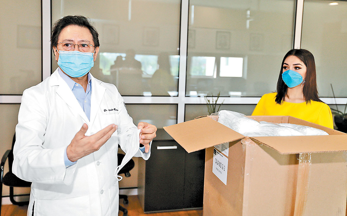 El Patronato del Incan donó 3 mil cubrebocas a doctores y pacientes de esa institución. (Javier Ríos)