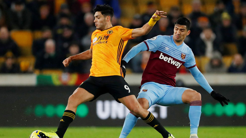 Raúl Jiménez en duelo ante el West Ham (Reuters)
