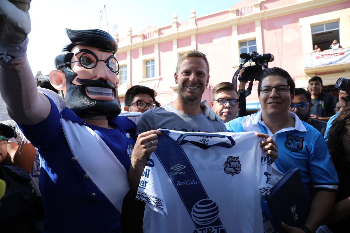 De manera repentina e inesperada, Cristian "El Polaco" Menéndez, causó baja del Puebla. (Especial)