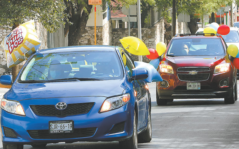En varios sectores se vieron autos con globos. (LEONEL ROCHA)