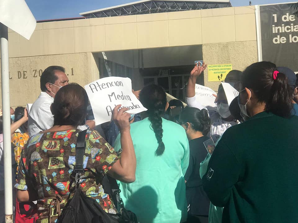 Trabajadores del IMSS se manifiestan para exigir equipos de protección para enfrentar el covid-19. (Especial)