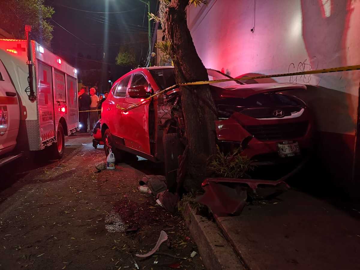 Auto atropella a un hombre y choca contra árbol en CdMx.| Alejandro González
