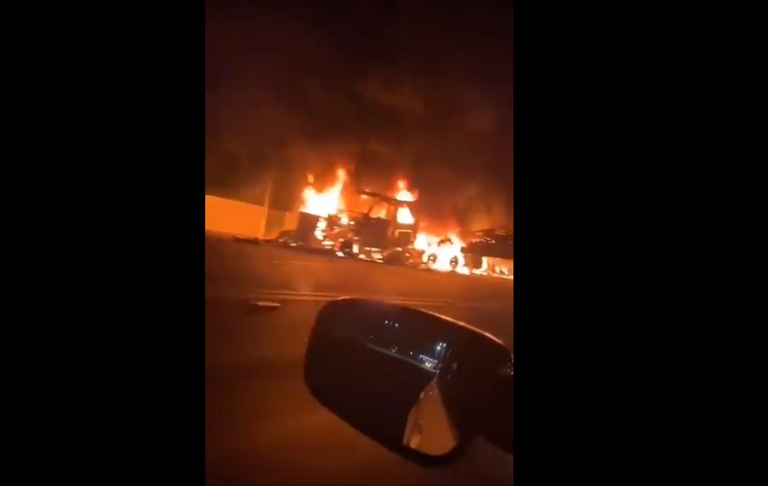 Durante el enfrentamiento un tráiler fue quemado. (Captura de pantalla)