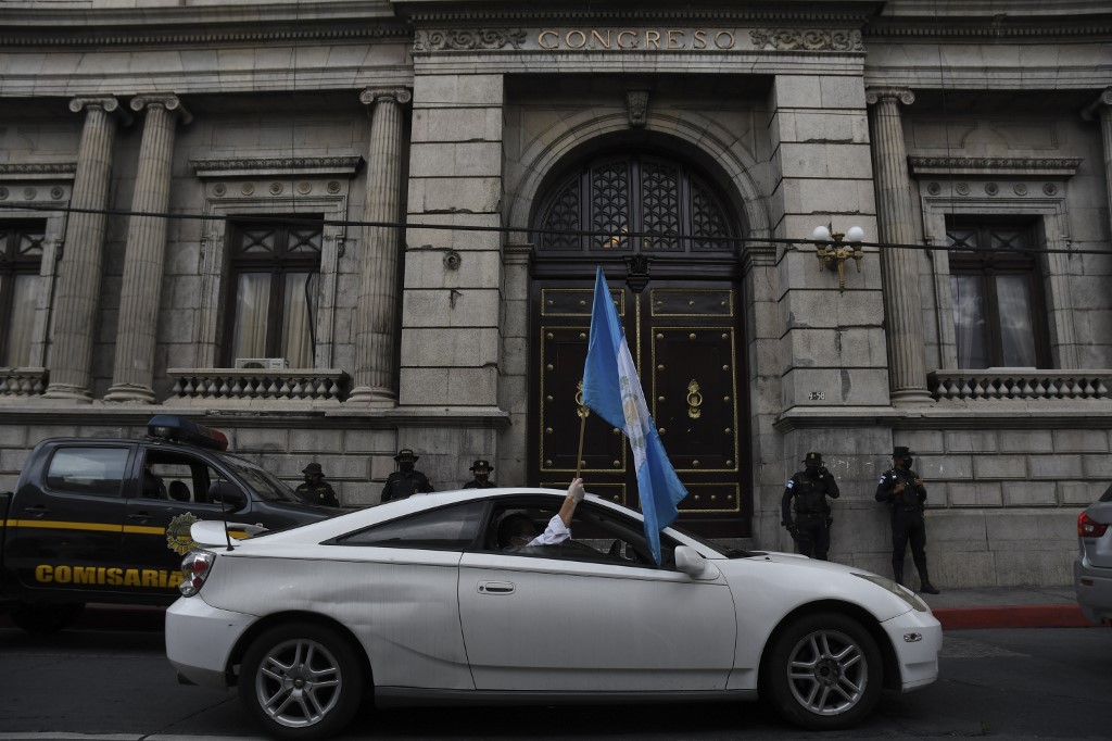 El gobierno de Alejandro Giammatei ordenó la suspensión del funcionario, quien es docente en esa universidad. (AFP)