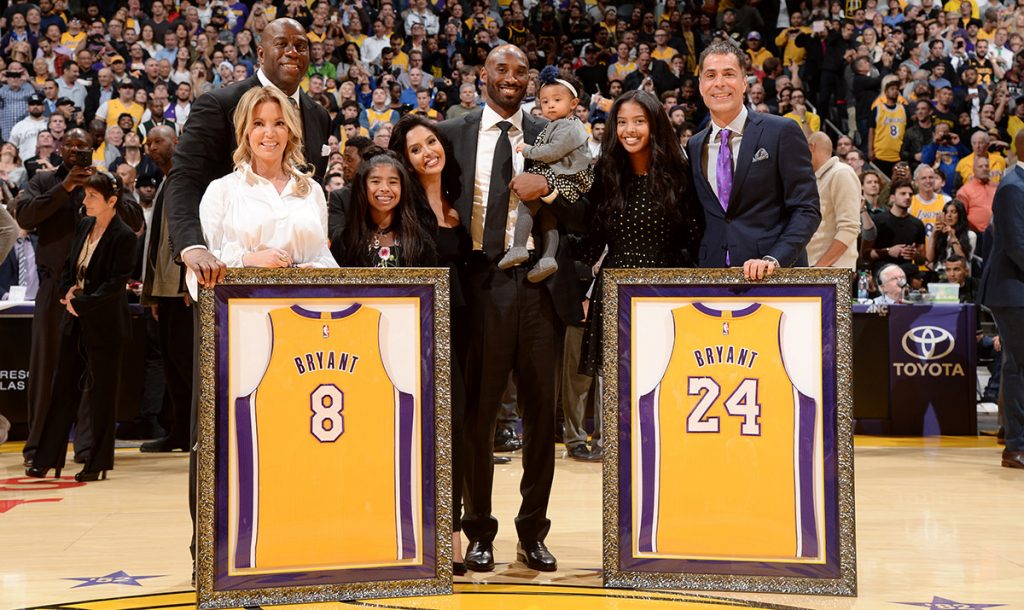 Jeanie Buss, dueña de Los Angeles Lakers, junto a Kobe Bryant y su familia (AFP)