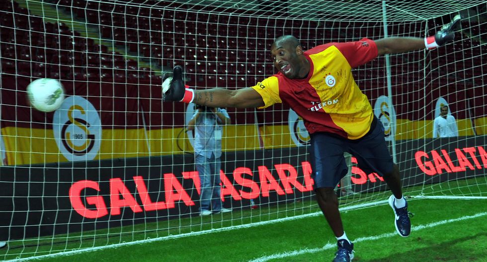 Kobe Bryant durante una presentación en el estadio de Galatasaray (AFP)