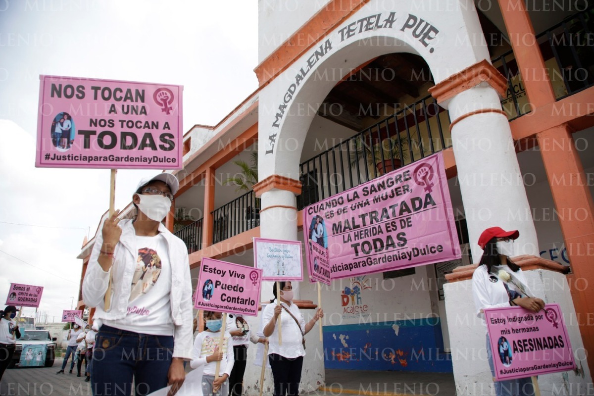Amigos y familiares de Gardenia y Dulce marchan por las calles del centro de La Magdalena Tetela exigiendo justicia. (Agencia Enfoque)