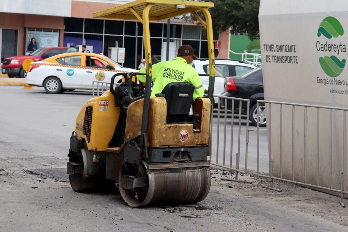 Bacheo de calles en el municipio de Cadereyta. Foto: Especial.