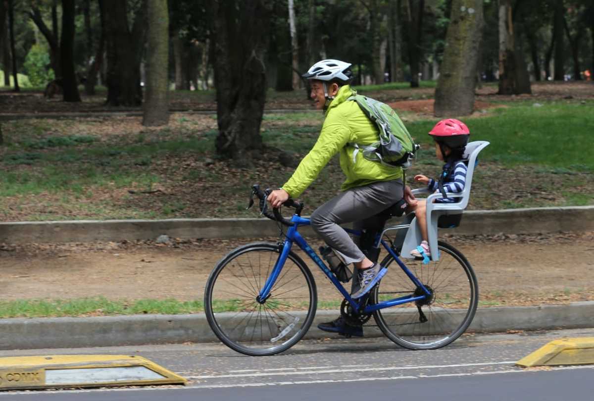 Capitalinos celebran hoy a los padres en lugares abiertos como el Bosque de Chapultepec. (Javier Ríos)