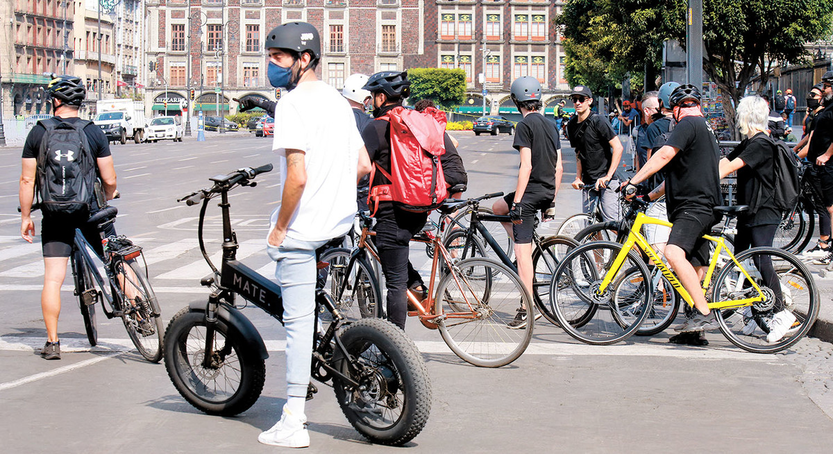 Ciclistas haciendo uso de los carriles exclusivos en la nueva normalidad en el Zócalo capitalino. (Juan Carlos Bautista)