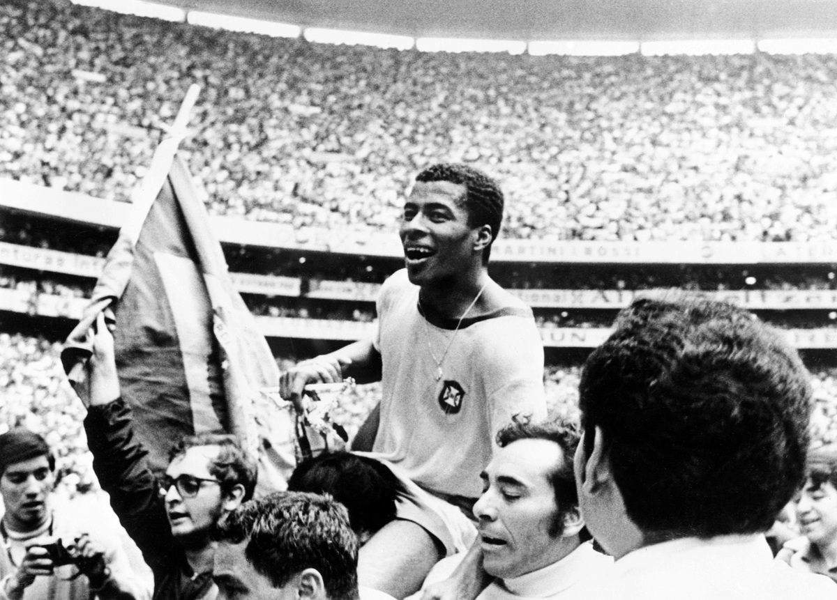 El delantero brasileño Jairzinho es llevado por los aficionados. (AFP)