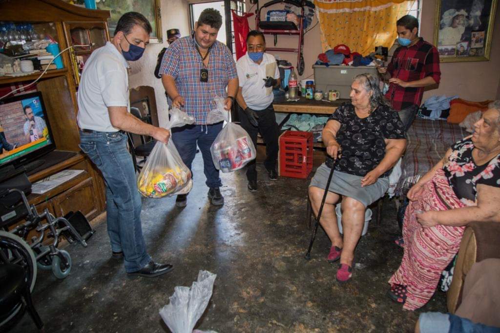 Entrega de apoyos alimenticios por Fomerrey a familias de escasos recursos. Foto: Especial.