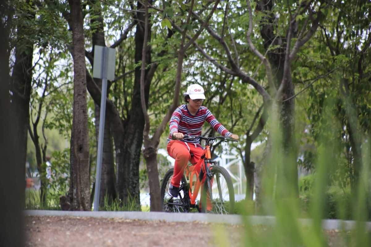 Gente acude al Parque Ecológico en el Día del Padre, pese a altos números de contagios. (Andrés Lobato)