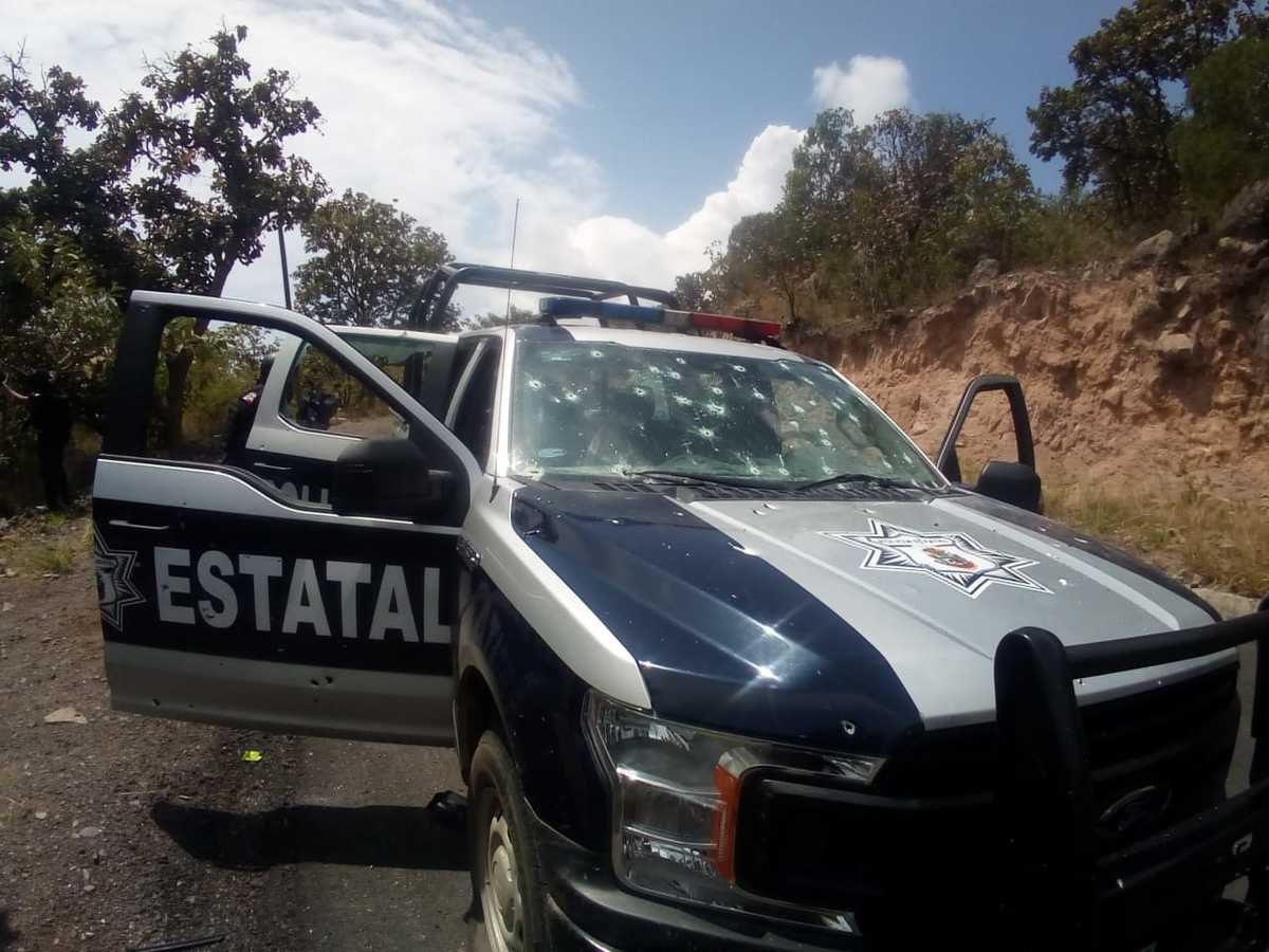 Los oficiales fueron atacados cuando circulaban por una carretera federal.