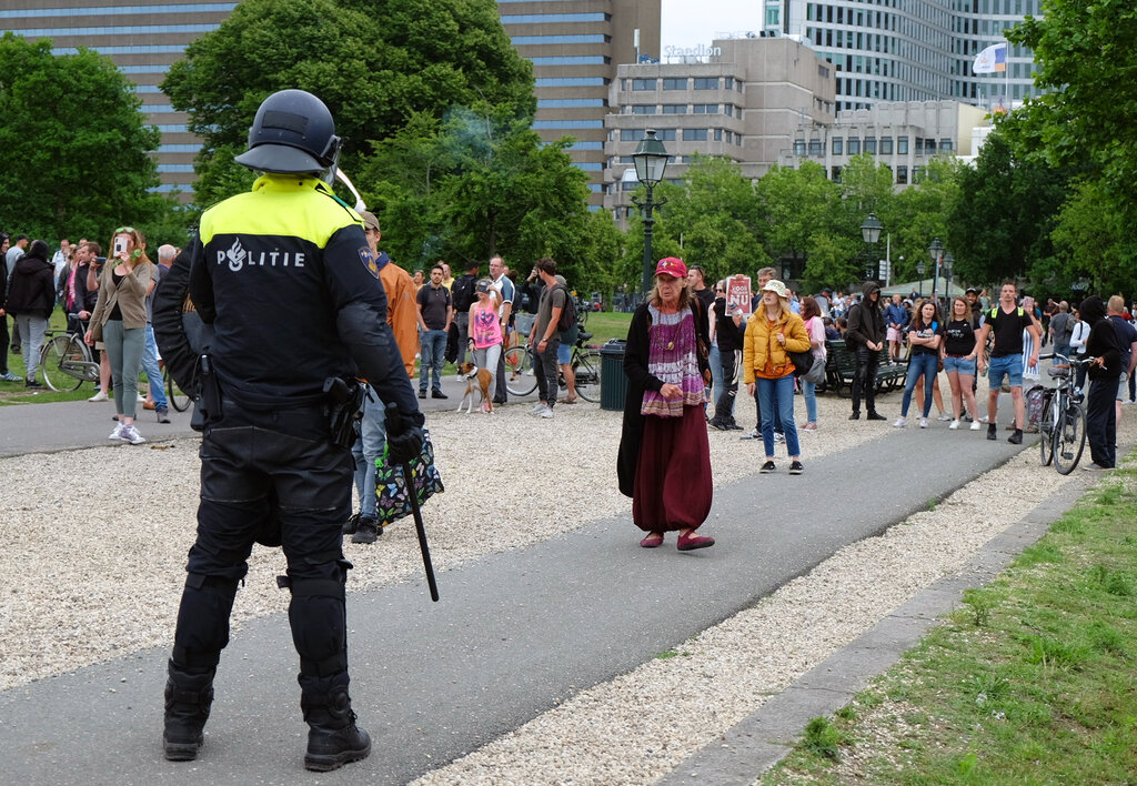 Los manifestantes exigían poner fin a las medidas de restricción social por el coronavirus en Holanda. (AP)