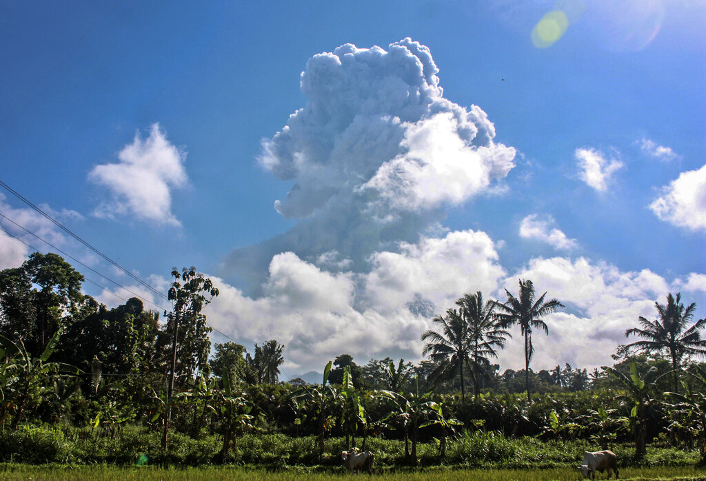 El monte Merapi expulsó una nube de cenizas en Indonesia / AP