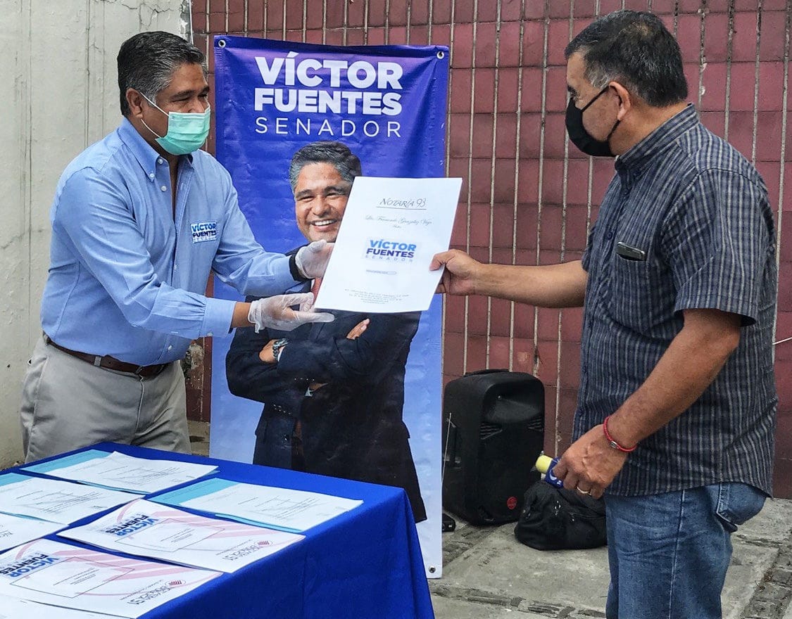 El senador del PAN, Víctor Fuentes, en la entrega de testamentos. Foto: Especial.