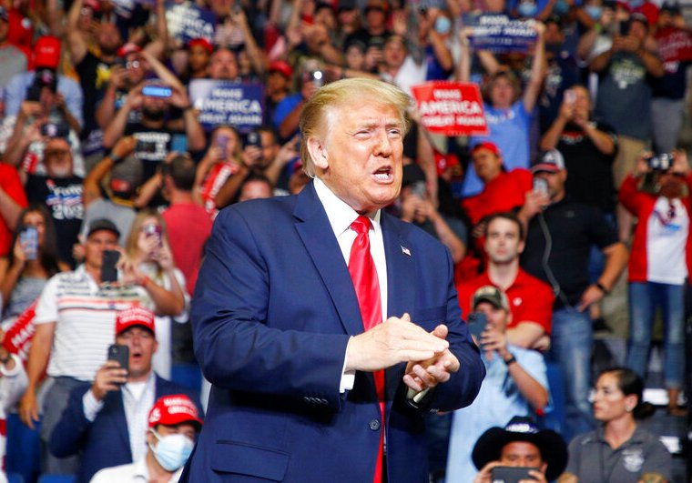 El 22 de abril Trump firmó un decreto para limitar durante 60 días la entrega de permisos de residencias permanentes. (AP)