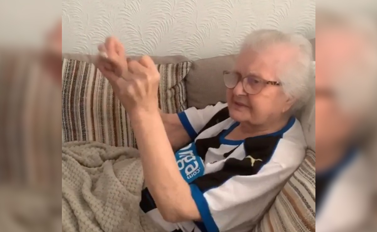Abuela que venció al coronavirus festeja triunfo del Newcastle (Instagram @kavina9)