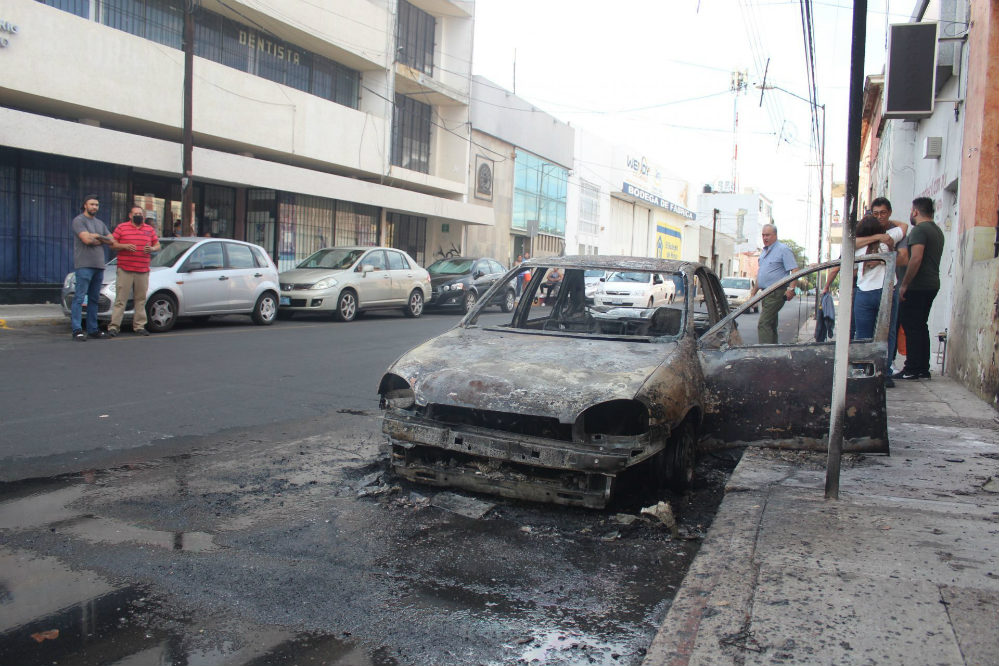 Un auto incendiado en las calles de Celaya tras el operativo contra el Marro (Cuartoscuro)