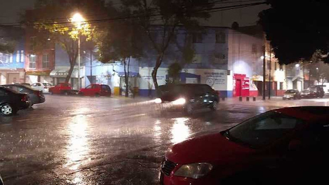 CdMx amanece con fuertes lluvias y tormenta eléctrica