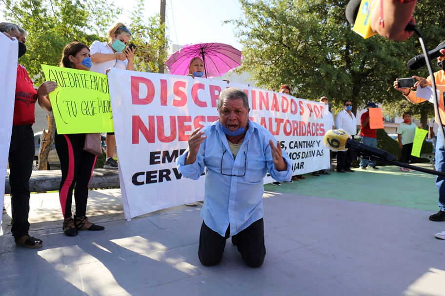 Manifestación de trabajadores de bares en Torreón. (Mauricio Román)