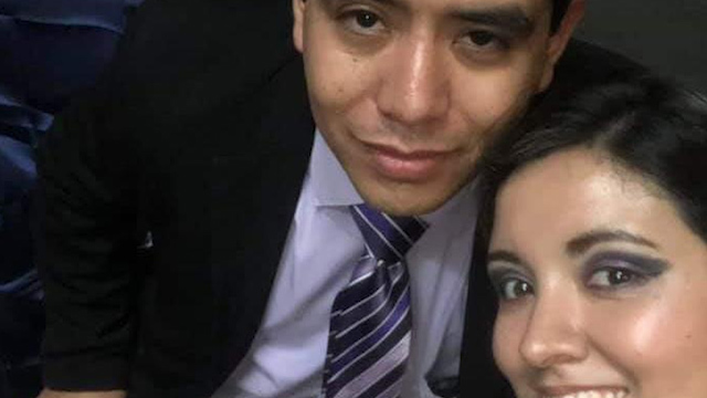 Médico llora en homenaje; su esposa y su padre murieron por coronavirus