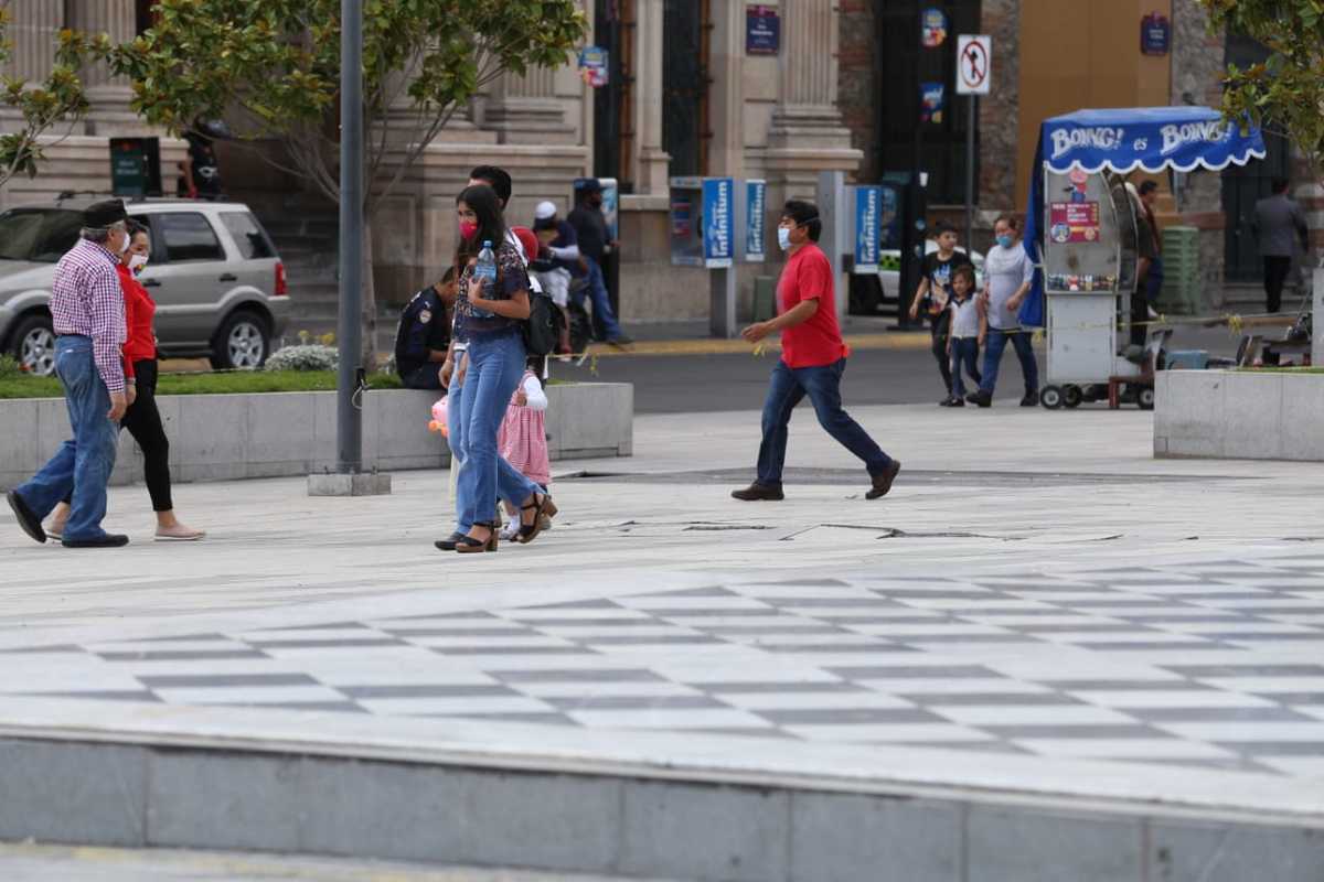 Pachuqueños caminan por el Centro Historico. (Jorge Sánchez)