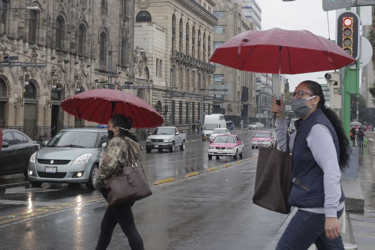 Personas con cubrebocas en la Ciudad de México (Ariana Pérez)