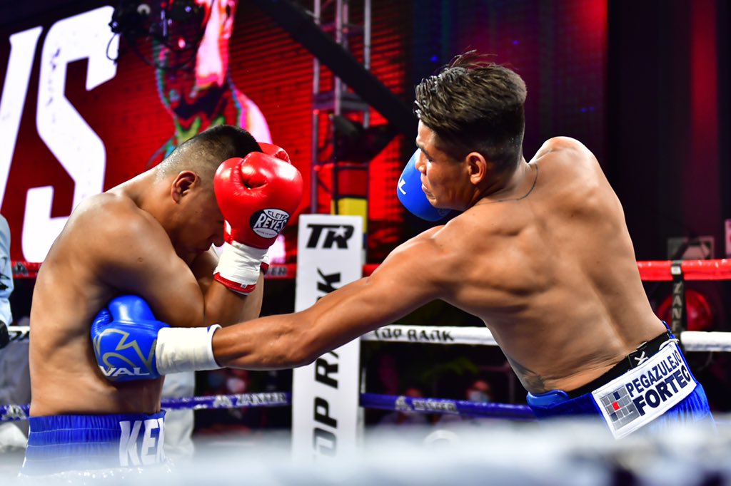 'Vaquero' Navarrete venció a 'Yuca' López en regreso del boxeo a la CdMx (Twitter @ZanferBox)