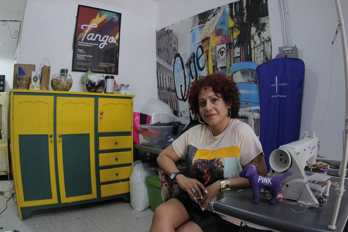 Son más de veinte años dedicada al diseño de modas y elaboración de prendas de vestir, participando en la producción de vestuarios para compañías de t