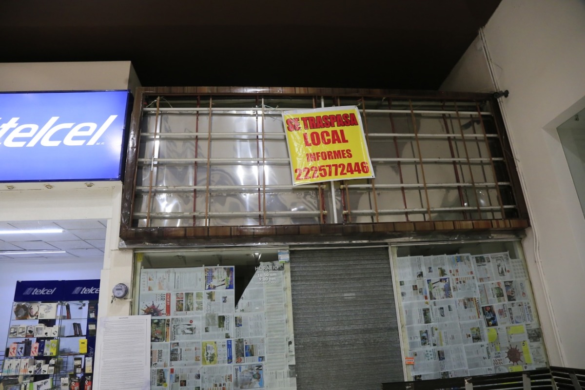 Vista del interior del centro comercial Plaza Dorada, donde abundan los negocios cerrados. (Andrés Lobato)