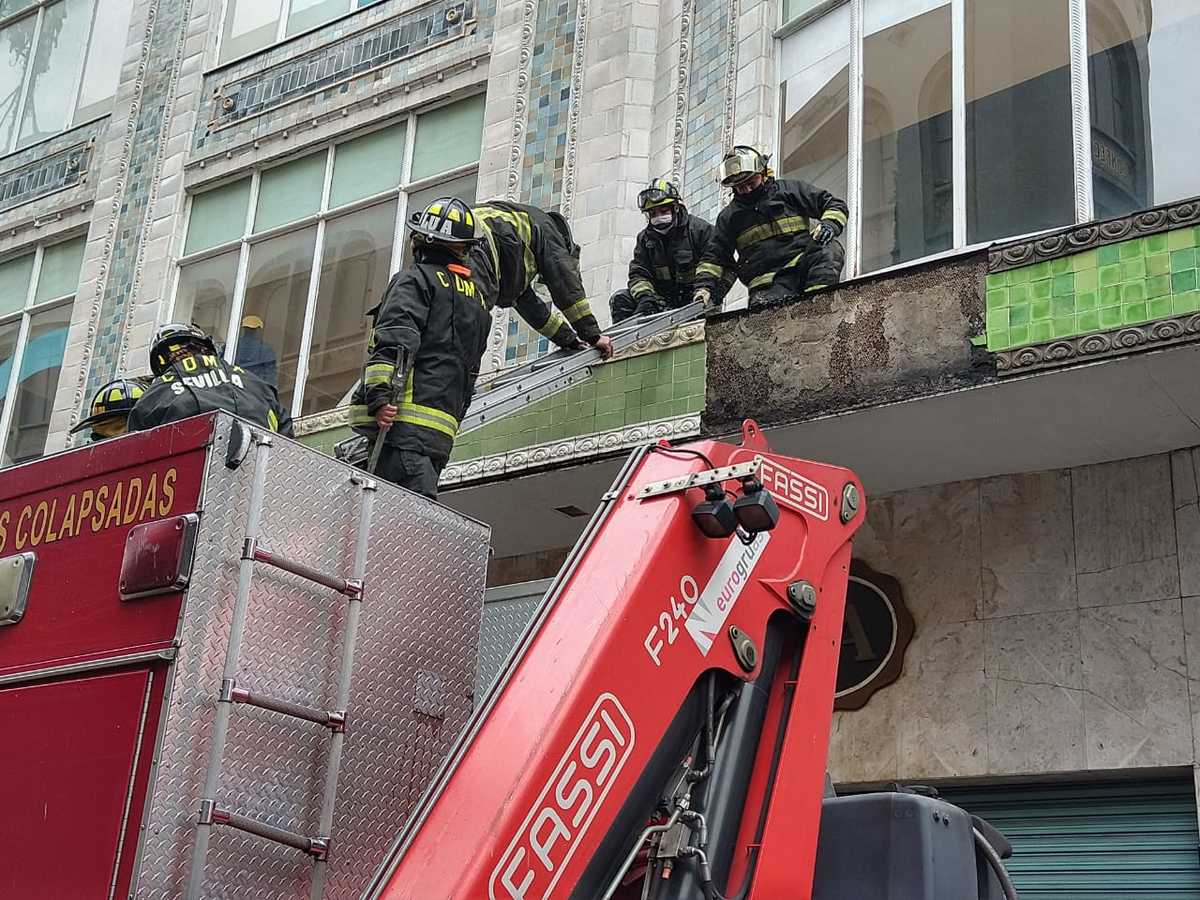 En la zona centro de CdMx, cae parte de cornisa de tienda departamental. (César Velázquez)
