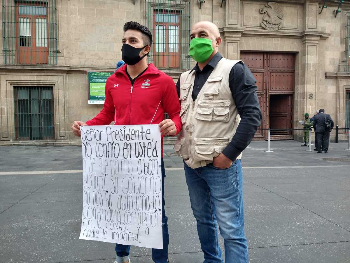 El atleta Miguel Ángel Ugalde protesta frente a Palacio Nacional. | César Velázquez