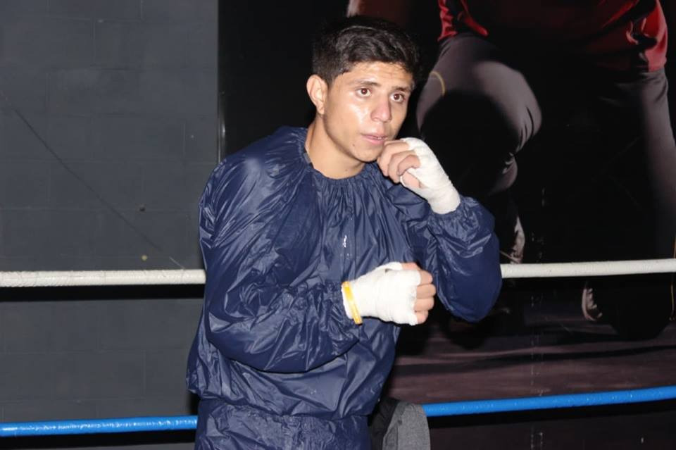 El boxeador lagunero, Alejandro "Rusito" González, sigue luchando por su vida. (Especial)