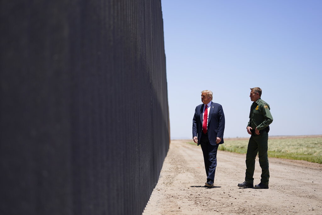 Donald Trump intentó atribuir a su nuevo muro la contención de la migración ilegal y el coronavirus. (AP)