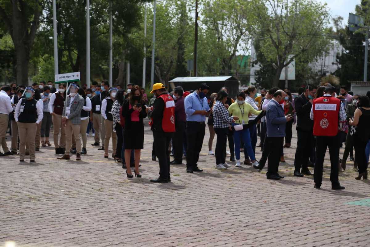Evacúan a personas que se encontraban en oficinas de sector primario en Pachuca. (Jorge Sánchez)
