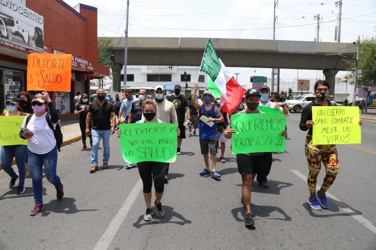 Integrantes de la Asociación de Gimnasios Nuevo León marcharon este martes. Foto: Jorge López.
