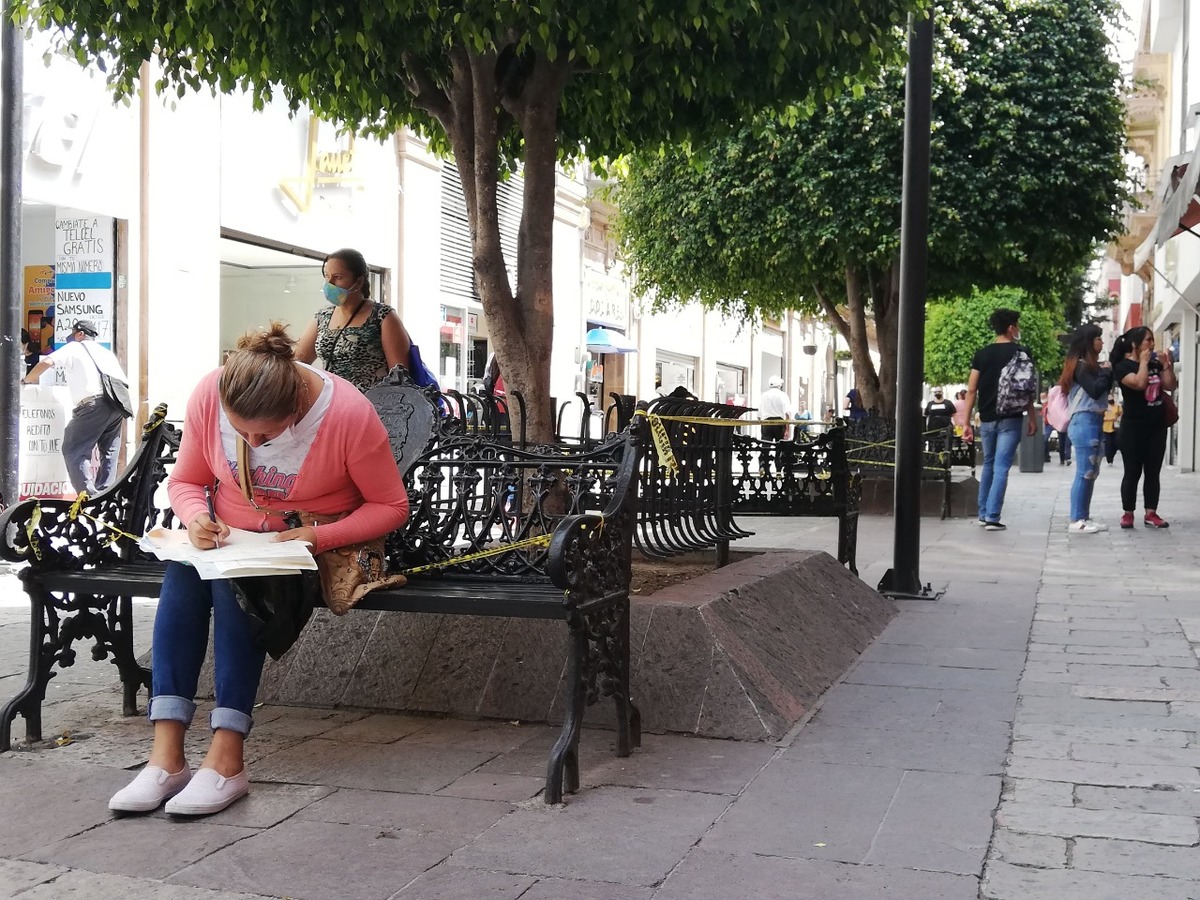Leoneses relajan medidas en zona centro. Foto: Dany Béjar